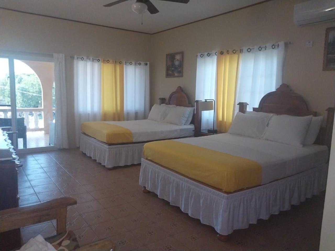 Brytan Villa Treasure Beach Exterior photo