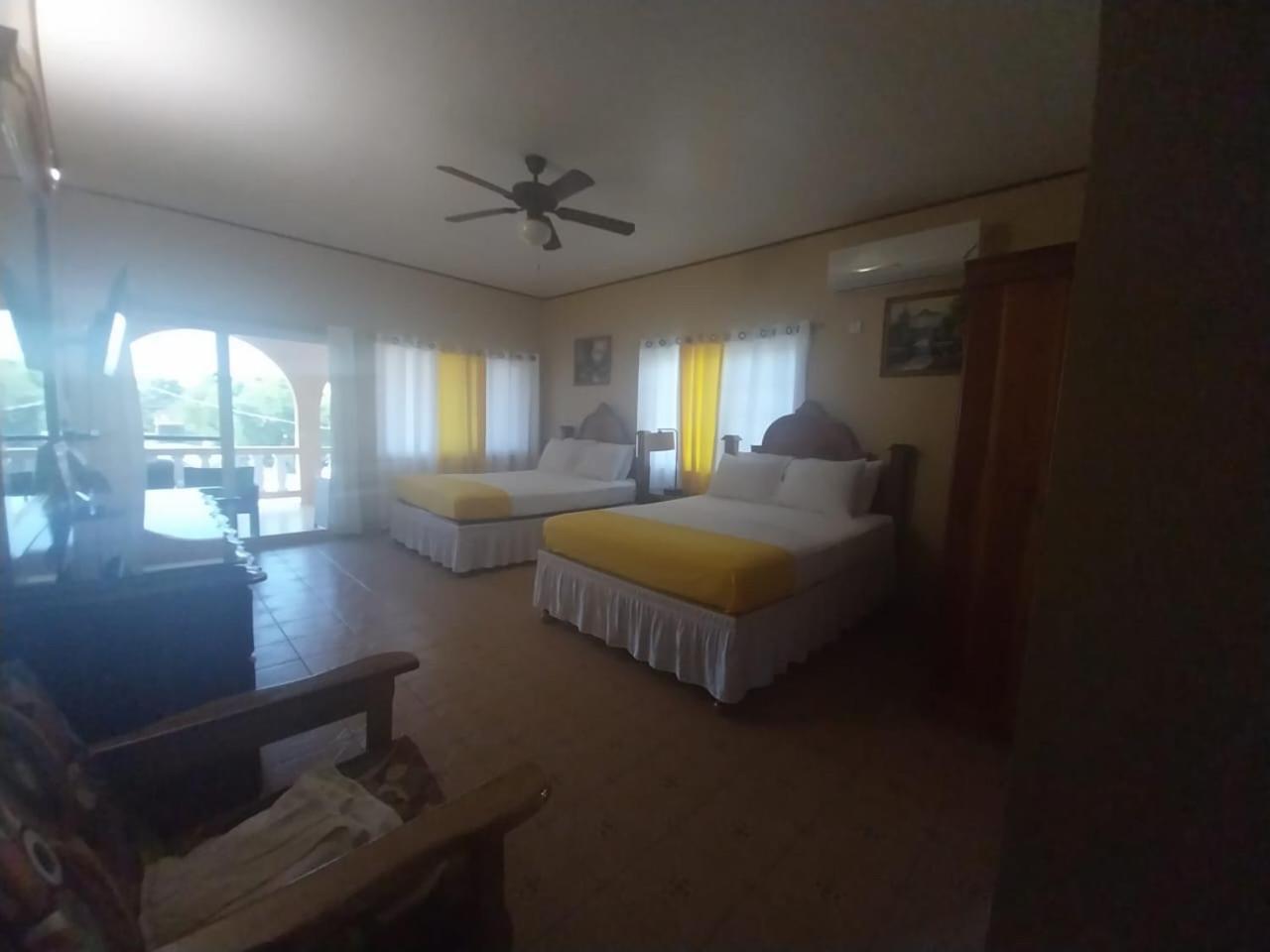 Brytan Villa Treasure Beach Exterior photo